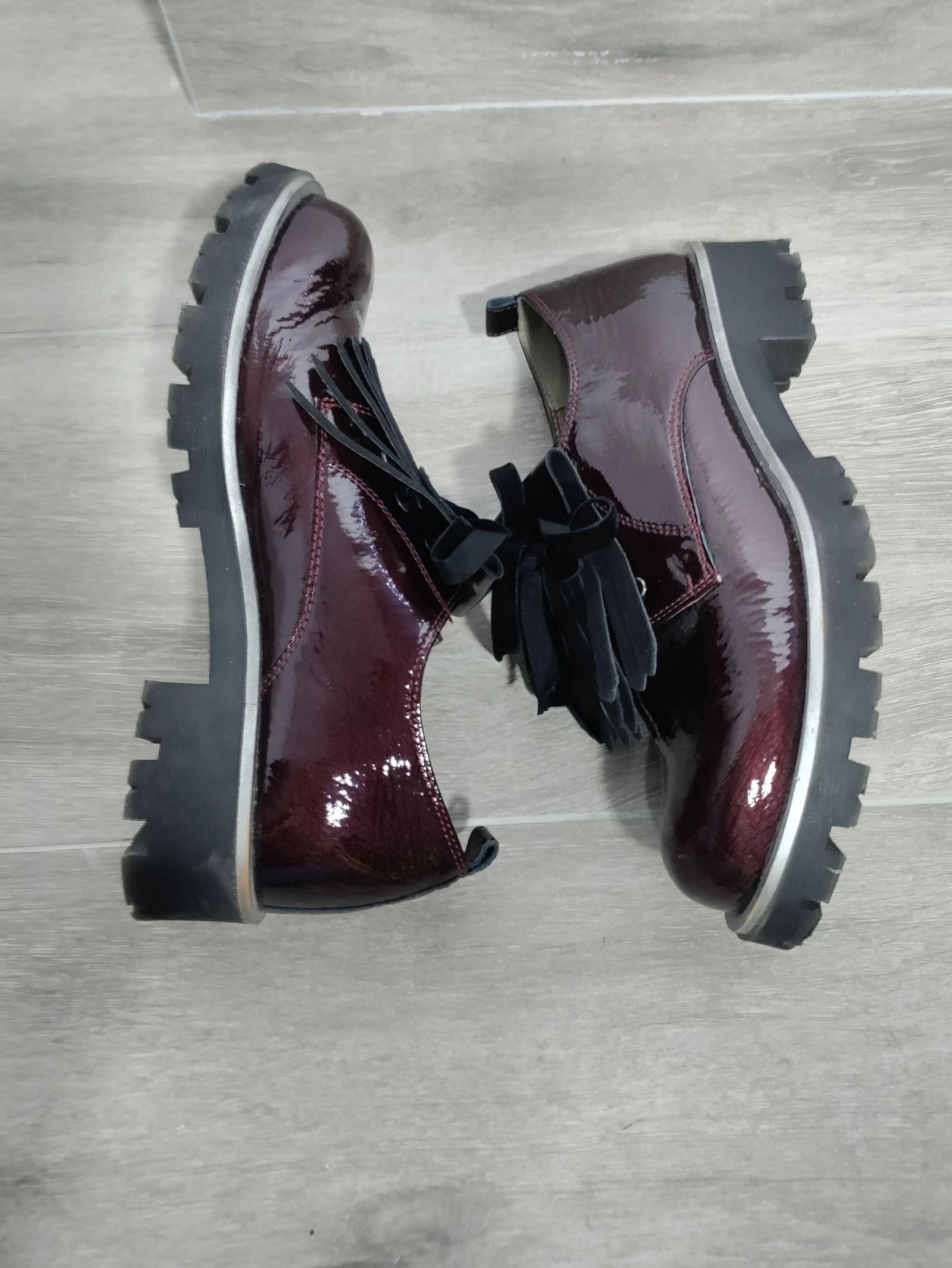 Zapatos Unisa burdeos charol con flecos y suela track – Talla 39 – photo 11